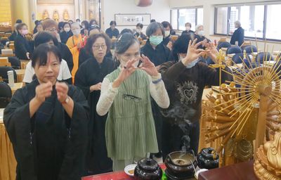 07午供，大眾於佛前上香。