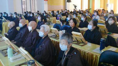 10大眾專心欣賞華嚴文創音樂。