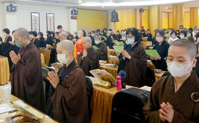09代理住持天聞法師帶領大家誦南亭和尚供讚。