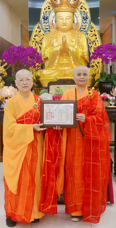 10董事長賢度法師頒發聘書予住持天聞法師。