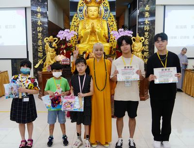 08-3董事長賢度法師與小朋友、智光學生合影。