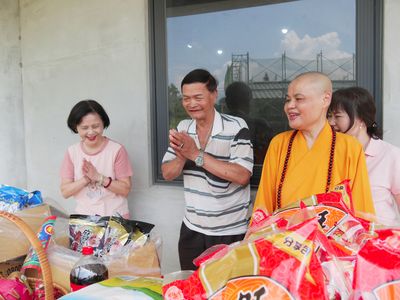 05董事長賢度法師引領貴賓祭拜。