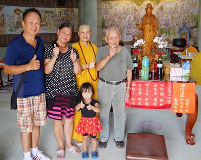 06董事長賢度法師與受贈鄉民合影。