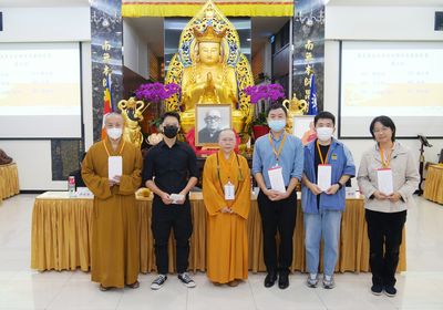 03副董事長天演法師與得獎同學合影。