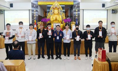 07林埔生校長與得獎同學合影。 