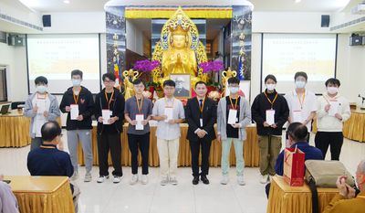 08徐銘謙老師與得獎同學合影。