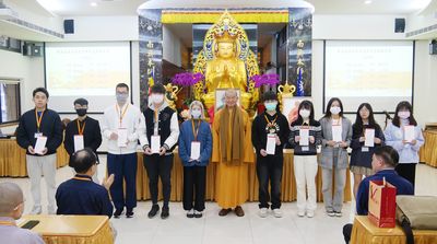 09明光法師與得獎同學合影。