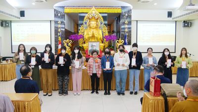 11李郭素娥居士與得獎同學合影。