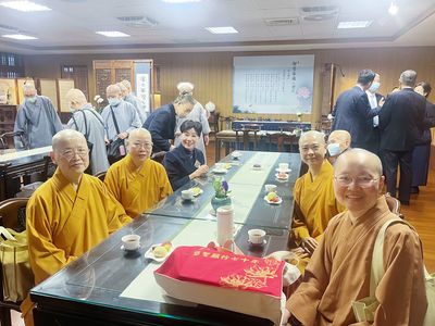 02法師們會前於茶道教室靜候準備拜會證嚴上人。