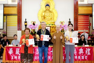 02寺主天蓮法師與傳統書法前三名得獎者合影。