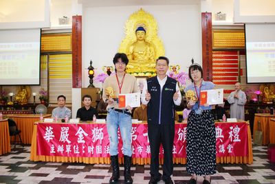 04桃園市民政局游建盛專門委員與手繪繪畫前三名得獎者合影。
