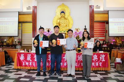 09陳綠文老師與創意書法前三名得獎者合影。