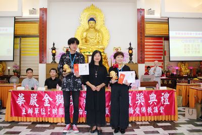 10蘇美玲老師頒發Q版繪畫前三名