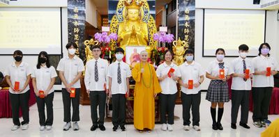 02董事長賢度法師與受獎學生合影。