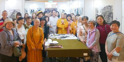 10白宗仁教授揮毫後，與現場貴賓合影。