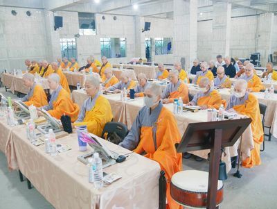 03華嚴蓮社宜蘭分社海印道場盂蘭盆祈福報恩法會，法師們齊誦《孔雀明王經》。