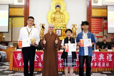 02天蓮寺主頒發「傳統書法組」前三名。