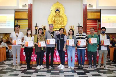 04桃園市民政局魏淑真專門委員頒發「傳統書法組」佳作。