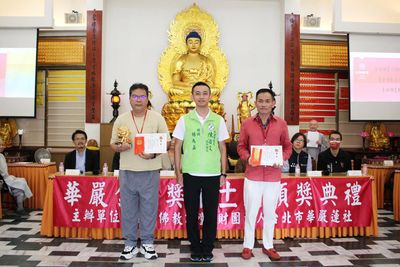 06大溪區陳治文議員之特助楊為嘉頒發「繪畫Q版組」前三名。