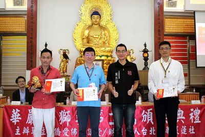 07桃園市大溪區徐景揚區長之秘書吳志鵬頒發「創意書法組」前三名。