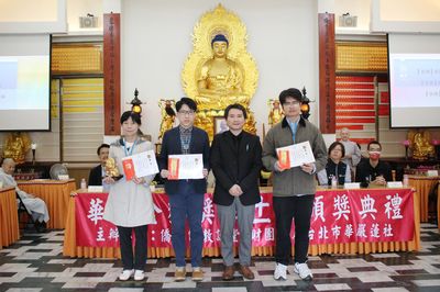 08評審代表徐銘謙老師頒發「散文類 」前三名