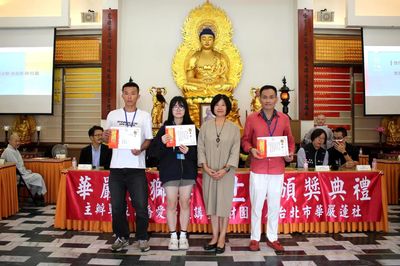10評審代表蘇美玲老師頒發「繪畫手繪組」前三名及佳作獎。
