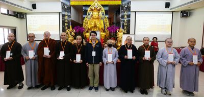 04智光高級商工職業學校翁國威副校長與受獎學生合影。