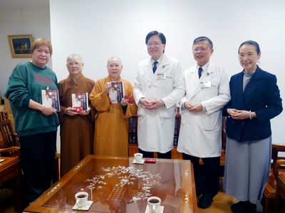 02趙有誠院長致贈新書予臺北華嚴蓮社副董事長天演法師一行人。