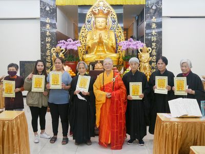 03-1住持天聞法師與義工組合影。