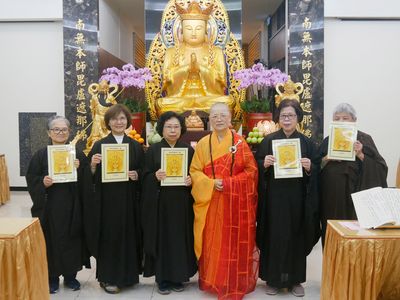 03-2住持天聞法師與義工組合影。
