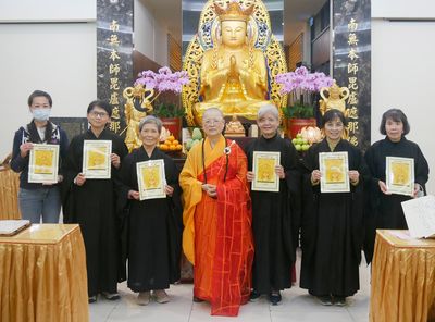 03-3住持天聞法師與義工組合影。