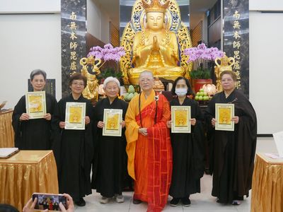 03-4住持天聞法師與義工組合影。