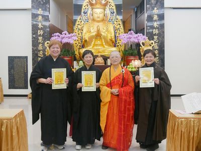 03-5住持天聞法師與義工組合影。