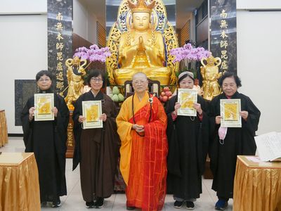 03-6住持天聞法師與義工組合影。