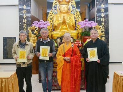 03-7住持天聞法師與義工組合影。