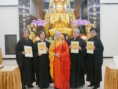 03-8住持天聞法師與義工組合影。