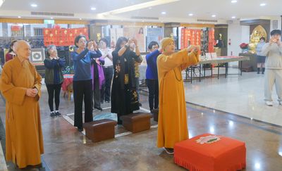 02董事長賢度法師帶領大眾上香祈福。