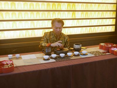 06茶道鄭麒君老師為大家示範如何泡茶。