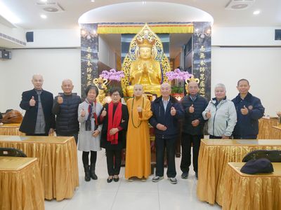 02董事長賢度法師與朱儒文會長一行人合影。