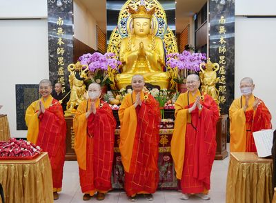 03主法法師與信眾團拜，獻上新年祝福。