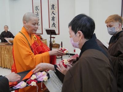 04董事長賢度法師分送福袋。