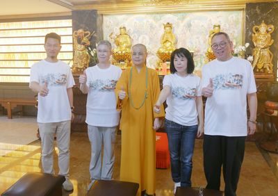 02賢度法師與穿上海印道場文藝節衣服的廈門石室禪院信眾合影。.JPG